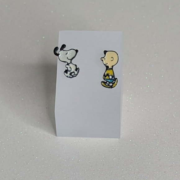 Charlie Brown and Snoopy acrylic stud earrings - Picture 3 of 6